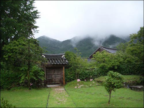 무우전 툇마루에서 바라 본 조계산 